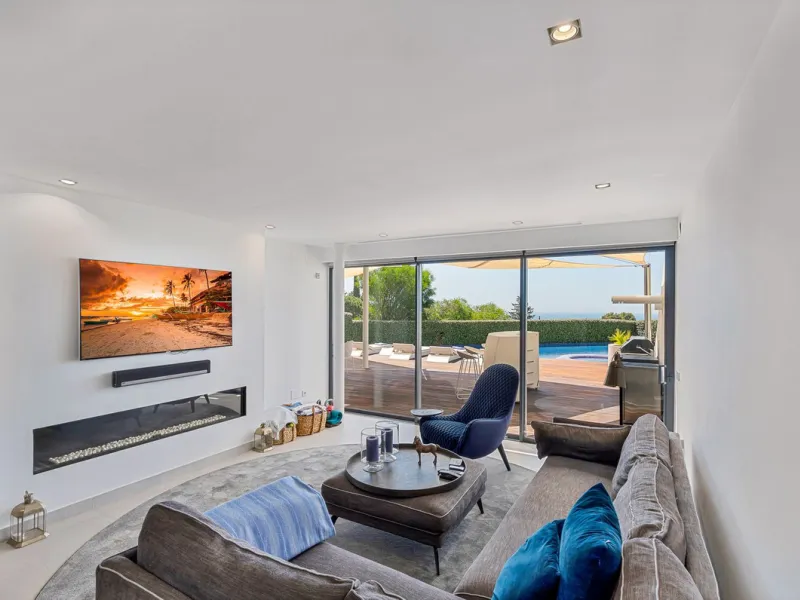 Contemporary designer villa with breathtaking views towards the sea. The villa comprises of two floors with main entrance on the upper level. From the moment you step through the front door, you are struck by the fantastic view thanks to the floor-to-ceil