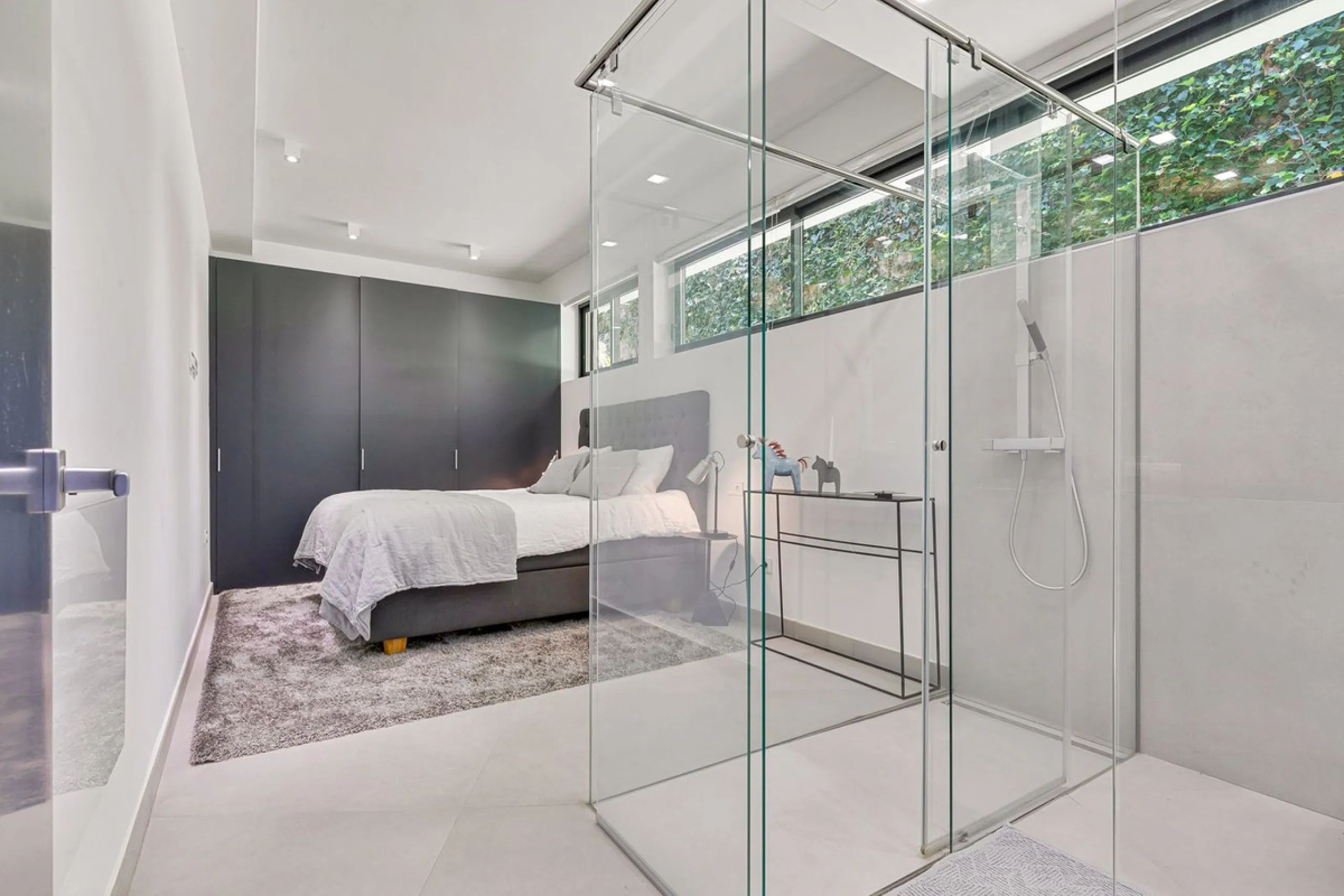 Contemporary designer villa with breathtaking views towards the sea. The villa comprises of two floors with main entrance on the upper level. From the moment you step through the front door, you are struck by the fantastic view thanks to the floor-to-ceil
