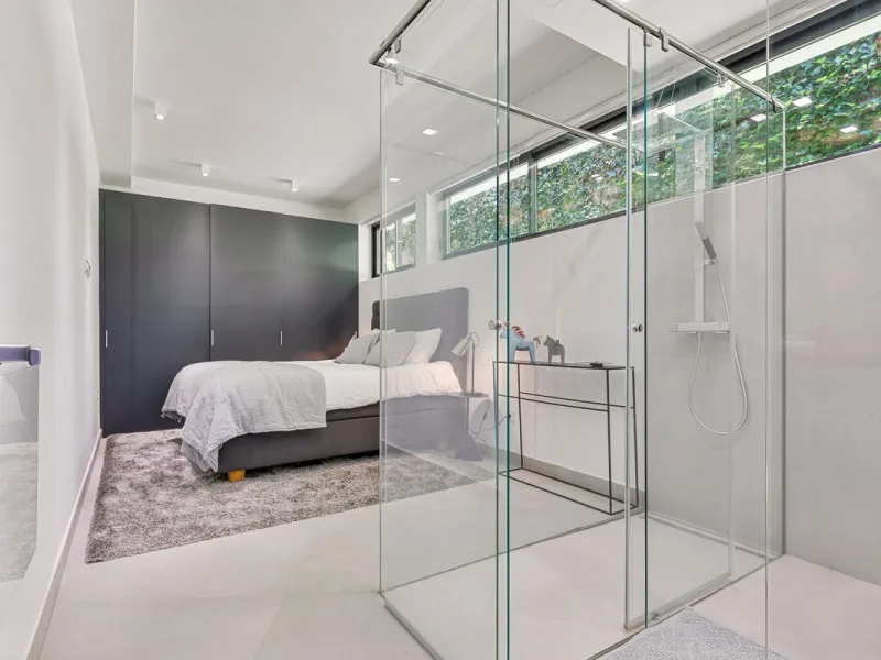 Contemporary designer villa with breathtaking views towards the sea. The villa comprises of two floors with main entrance on the upper level. From the moment you step through the front door, you are struck by the fantastic view thanks to the floor-to-ceil