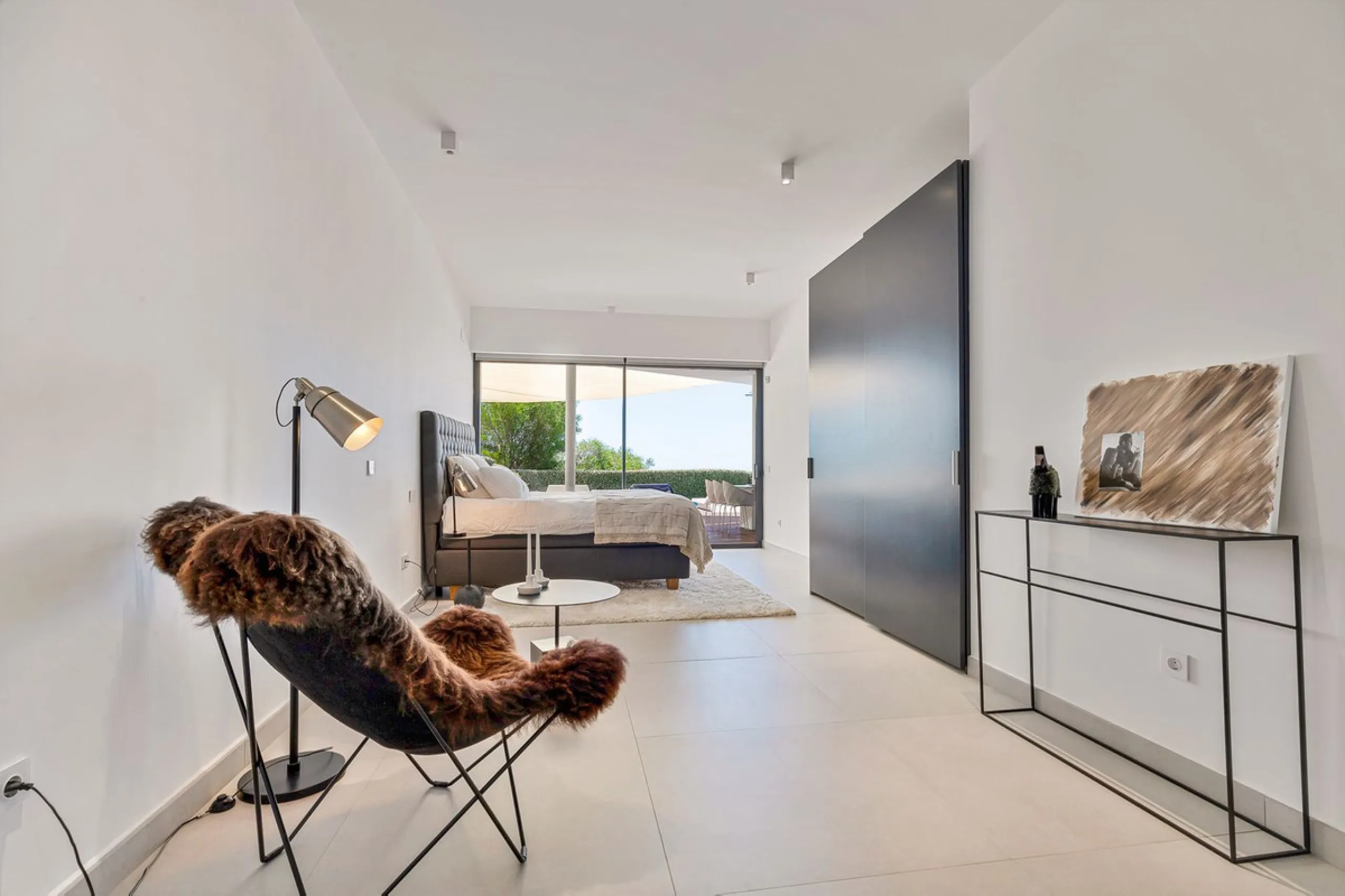 Contemporary designer villa with breathtaking views towards the sea. The villa comprises of two floors with main entrance on the upper level. From the moment you step through the front door, you are struck by the fantastic view thanks to the floor-to-ceil