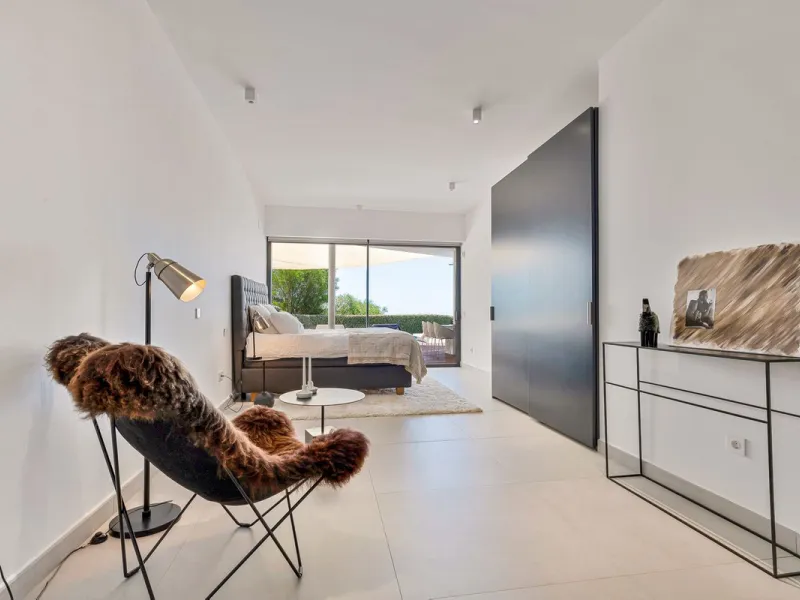 Contemporary designer villa with breathtaking views towards the sea. The villa comprises of two floors with main entrance on the upper level. From the moment you step through the front door, you are struck by the fantastic view thanks to the floor-to-ceil