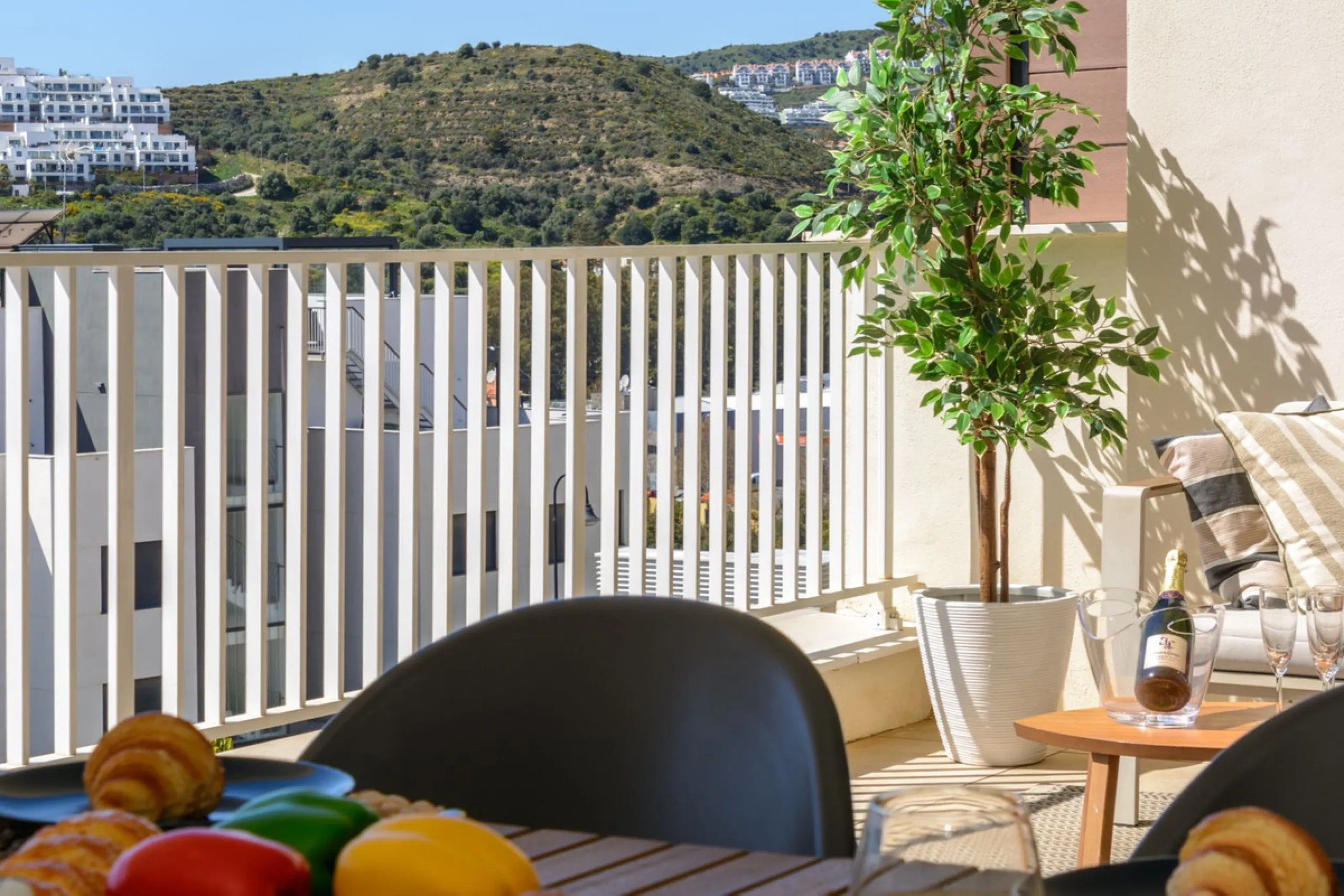Exclusive modern apartment in Azalea Jardinana in La Cala with panoramic views of the sea and the whole of La Cala.