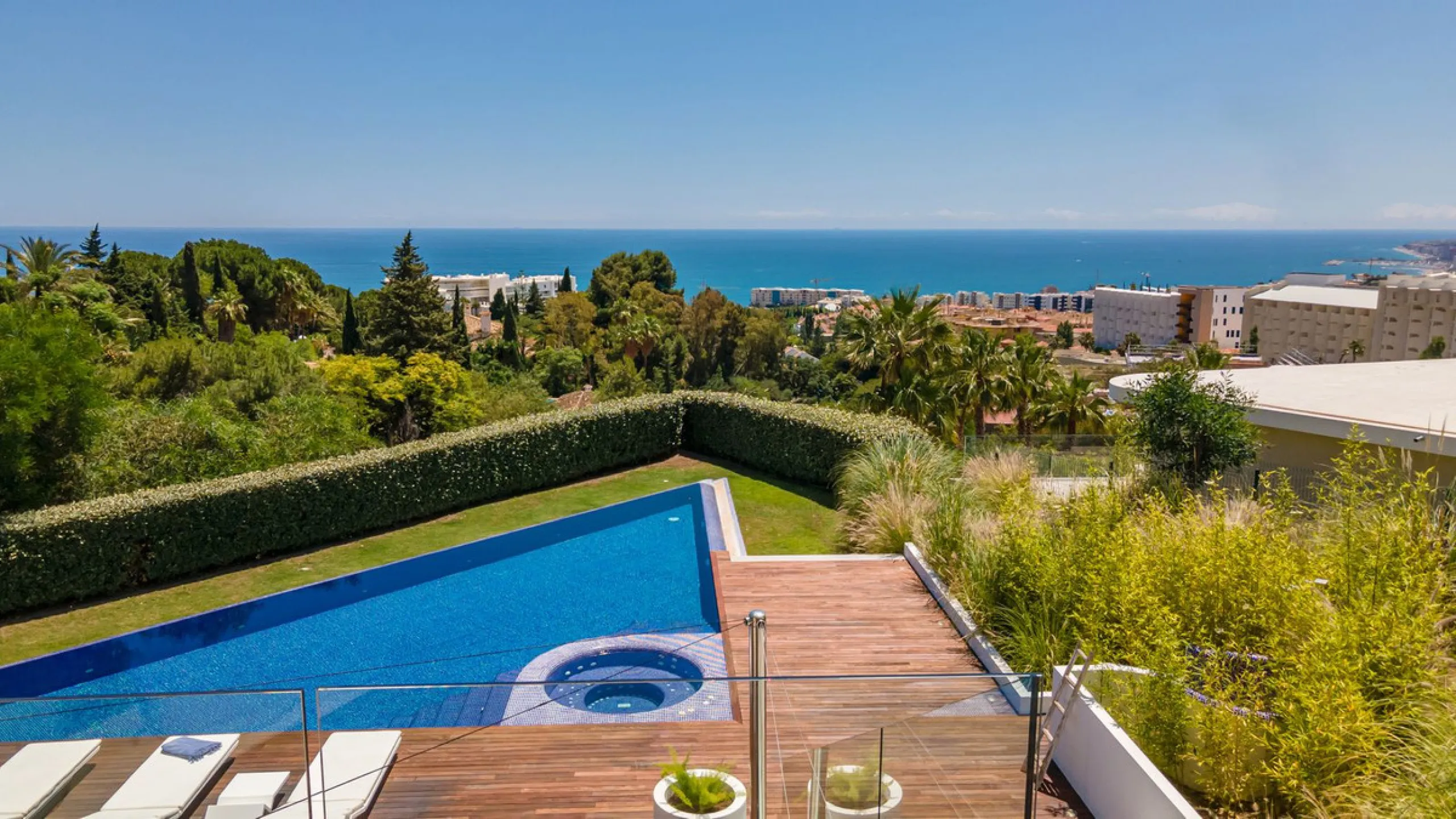 Contemporary designer villa with breathtaking views towards the sea. The villa comprises of two floors with main entrance on the upper level. From the moment you step through the front door, you are struck by the fantastic view thanks to the floor-to-ceil