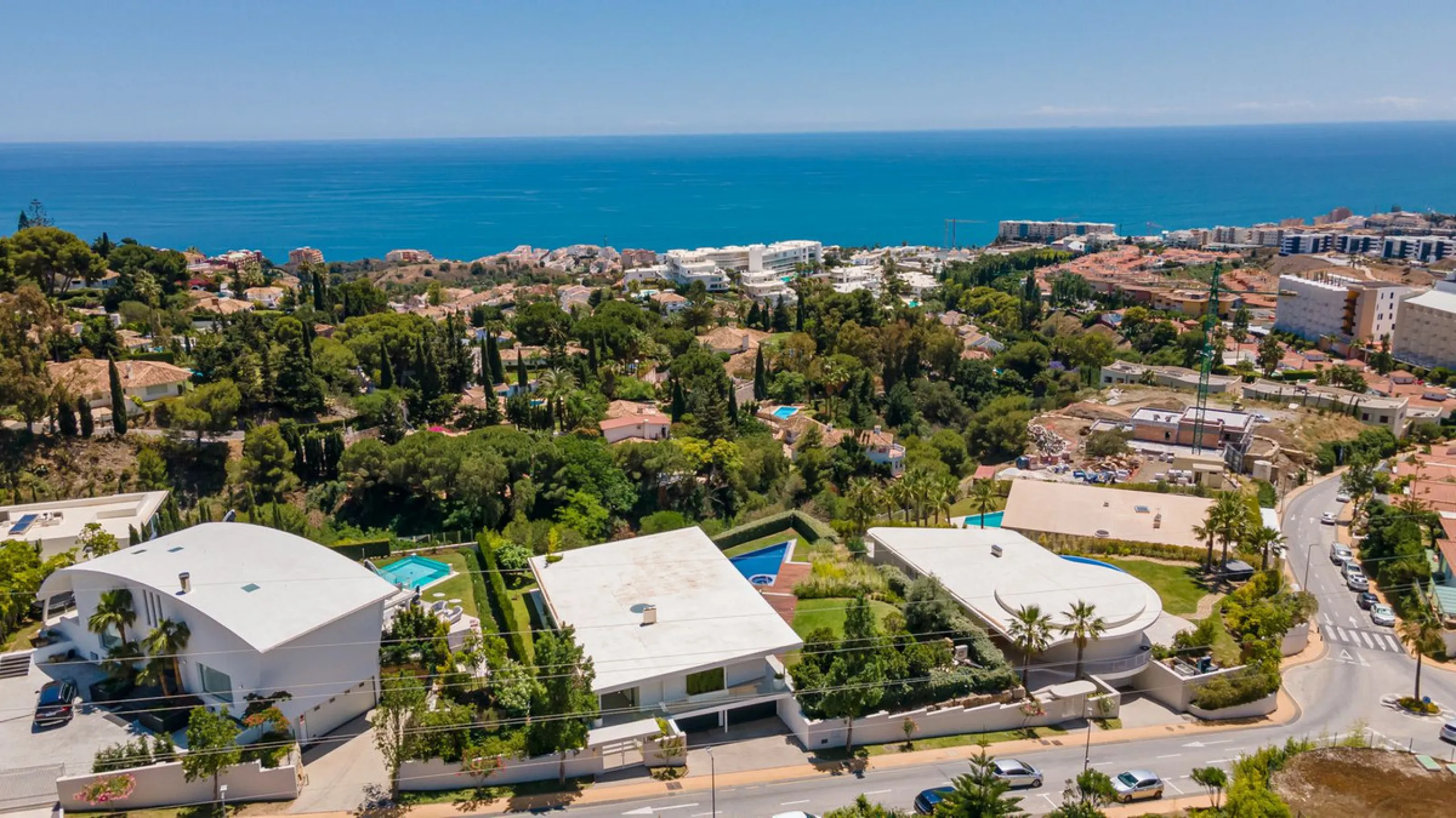 Contemporary designer villa with breathtaking views towards the sea. The villa comprises of two floors with main entrance on the upper level. From the moment you step through the front door, you are struck by the fantastic view thanks to the floor-to-ceil