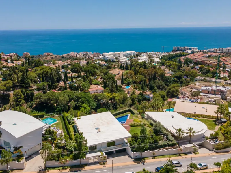 Contemporary designer villa with breathtaking views towards the sea. The villa comprises of two floors with main entrance on the upper level. From the moment you step through the front door, you are struck by the fantastic view thanks to the floor-to-ceil