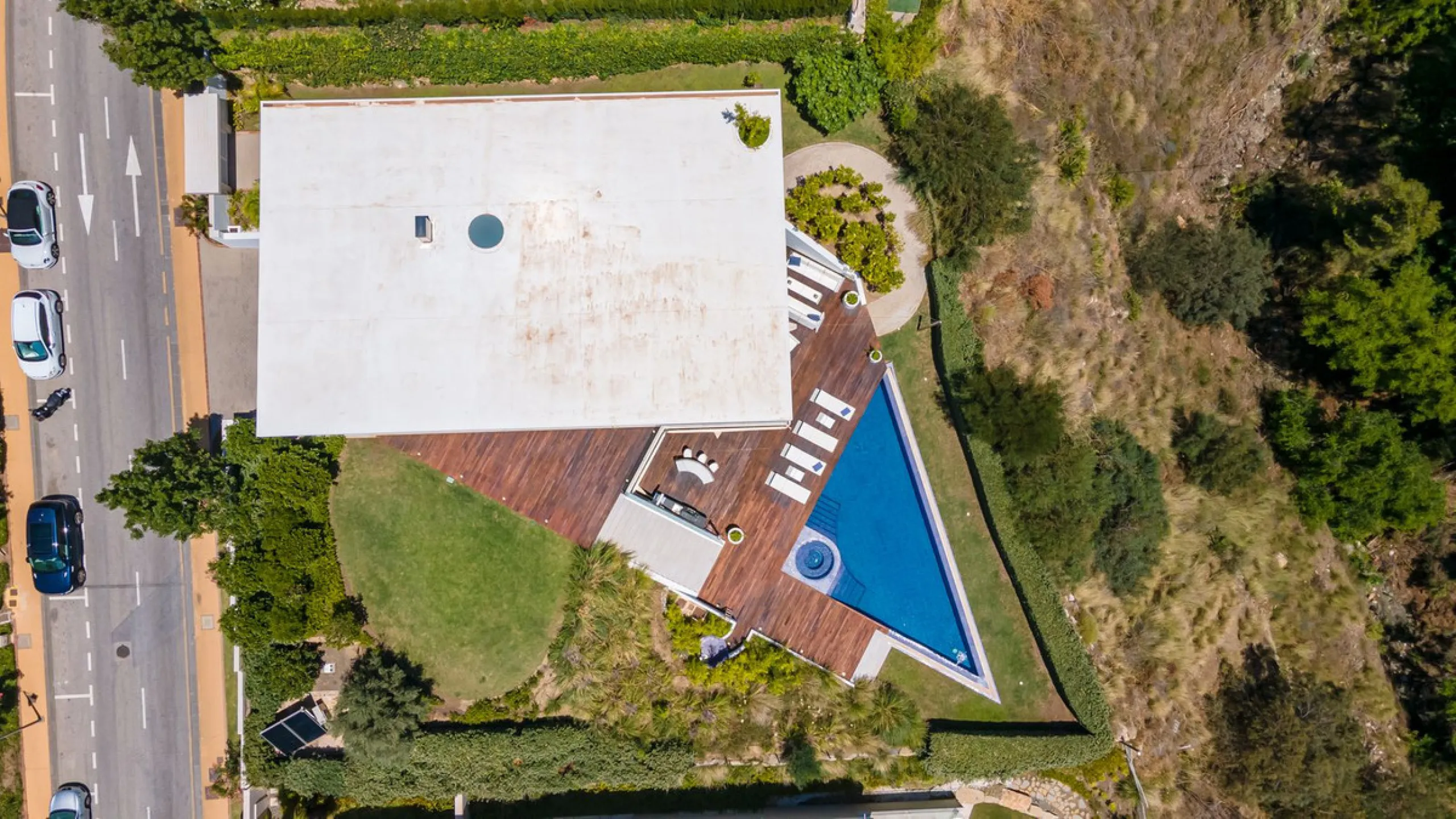 Contemporary designer villa with breathtaking views towards the sea. The villa comprises of two floors with main entrance on the upper level. From the moment you step through the front door, you are struck by the fantastic view thanks to the floor-to-ceil