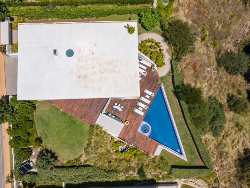 Contemporary designer villa with breathtaking views towards the sea. The villa comprises of two floors with main entrance on the upper level. From the moment you step through the front door, you are struck by the fantastic view thanks to the floor-to-ceil