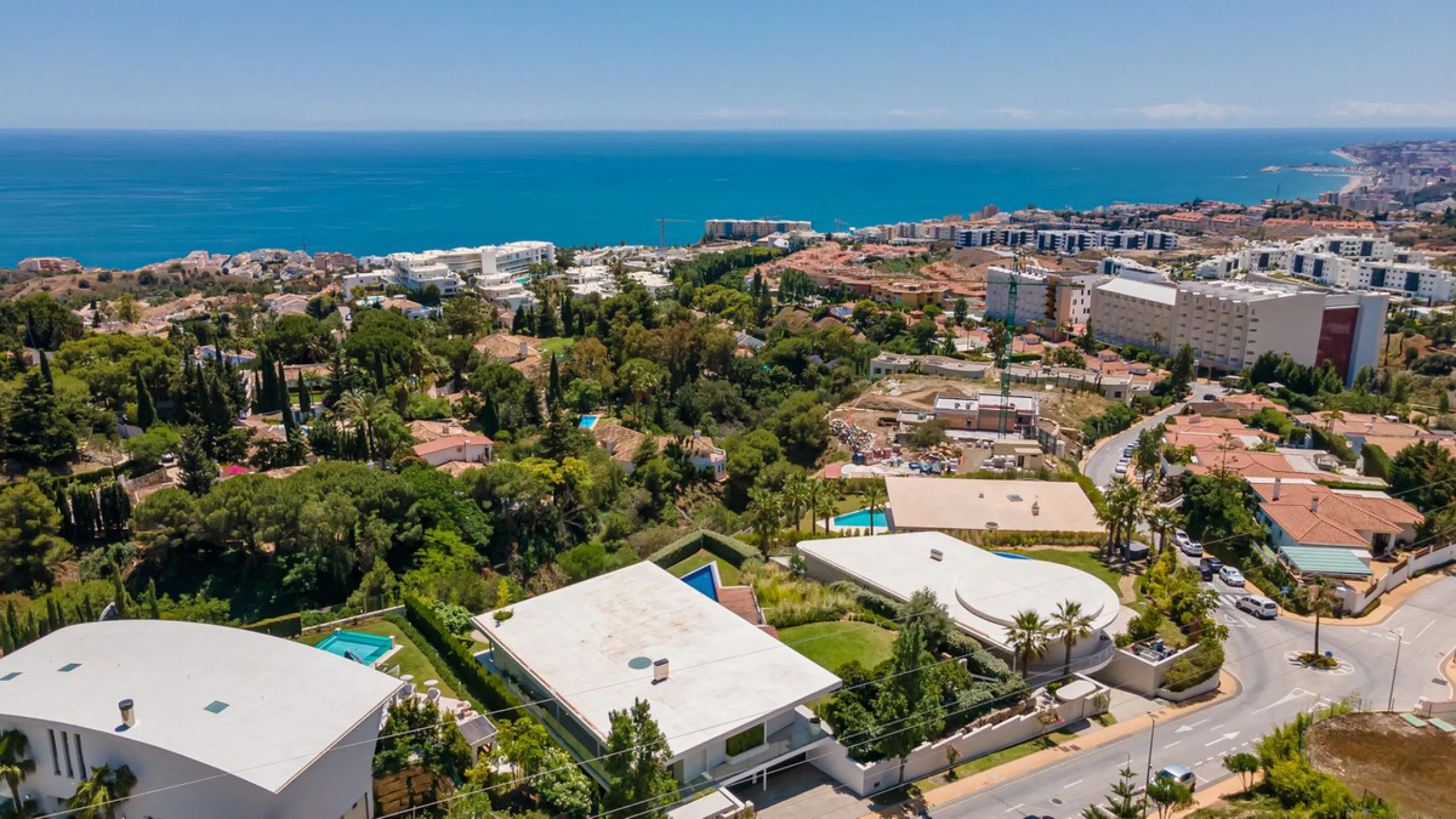 Contemporary designer villa with breathtaking views towards the sea. The villa comprises of two floors with main entrance on the upper level. From the moment you step through the front door, you are struck by the fantastic view thanks to the floor-to-ceil