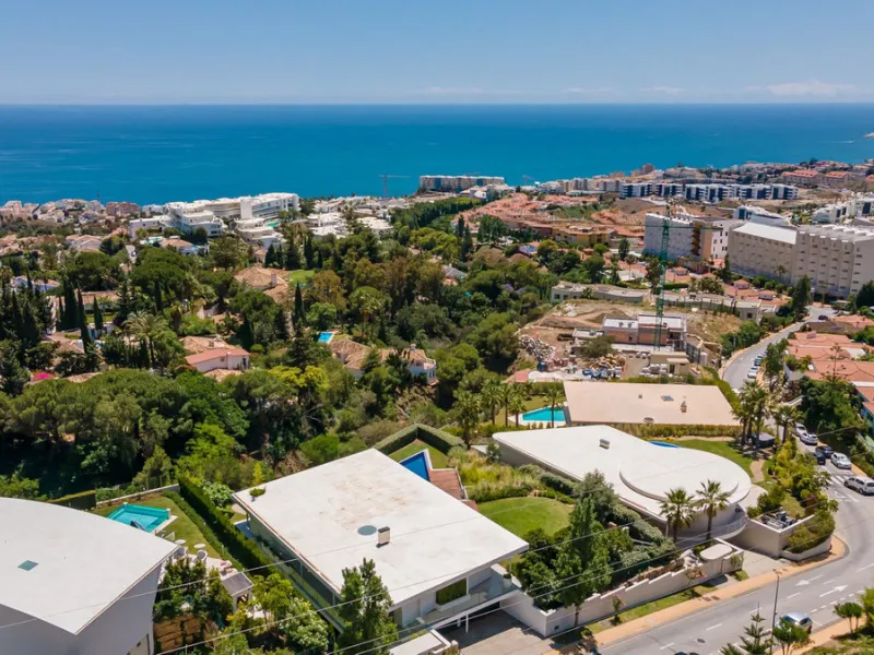 Contemporary designer villa with breathtaking views towards the sea. The villa comprises of two floors with main entrance on the upper level. From the moment you step through the front door, you are struck by the fantastic view thanks to the floor-to-ceil