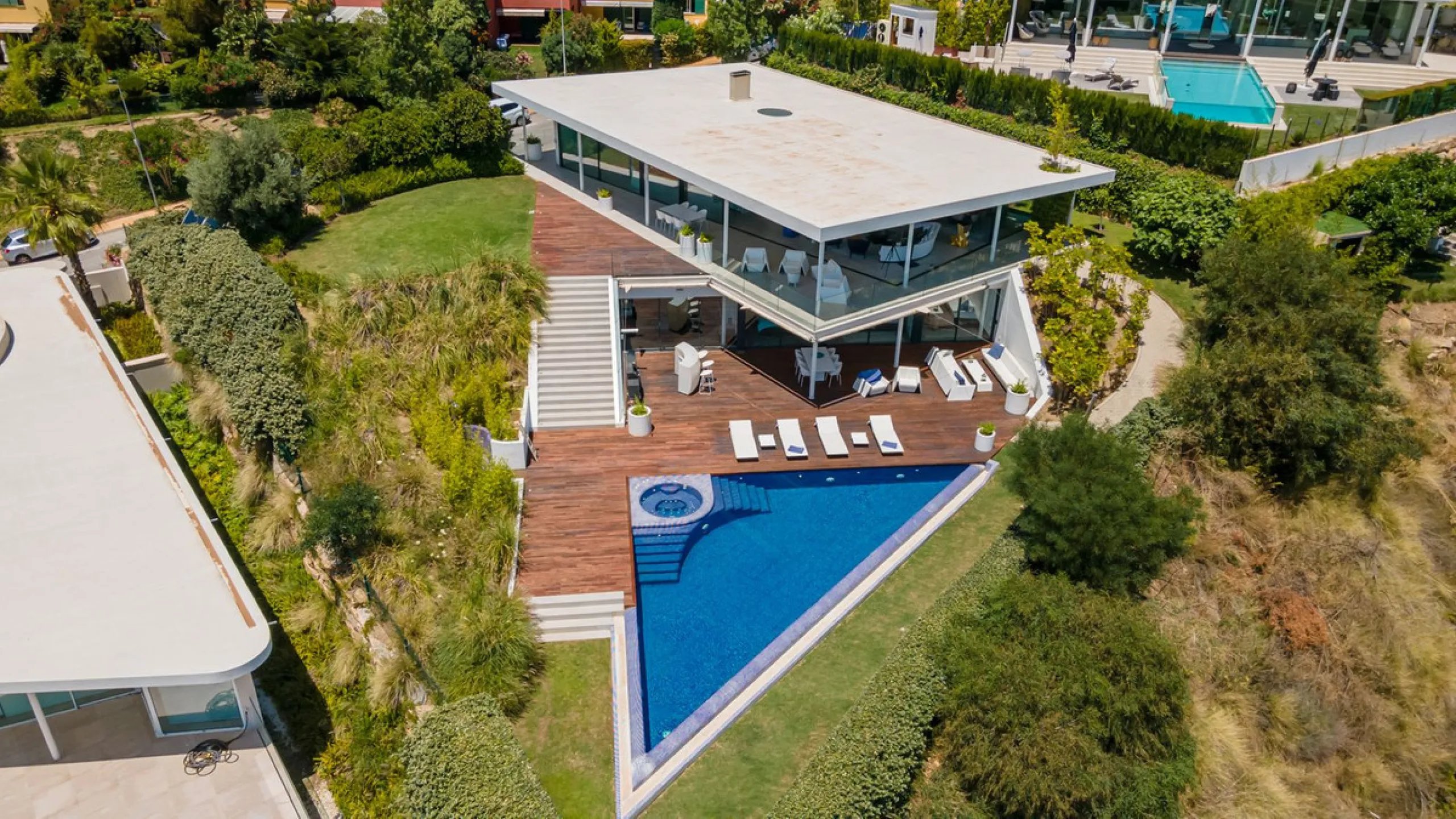 Contemporary designer villa with breathtaking views towards the sea. The villa comprises of two floors with main entrance on the upper level. From the moment you step through the front door, you are struck by the fantastic view thanks to the floor-to-ceil