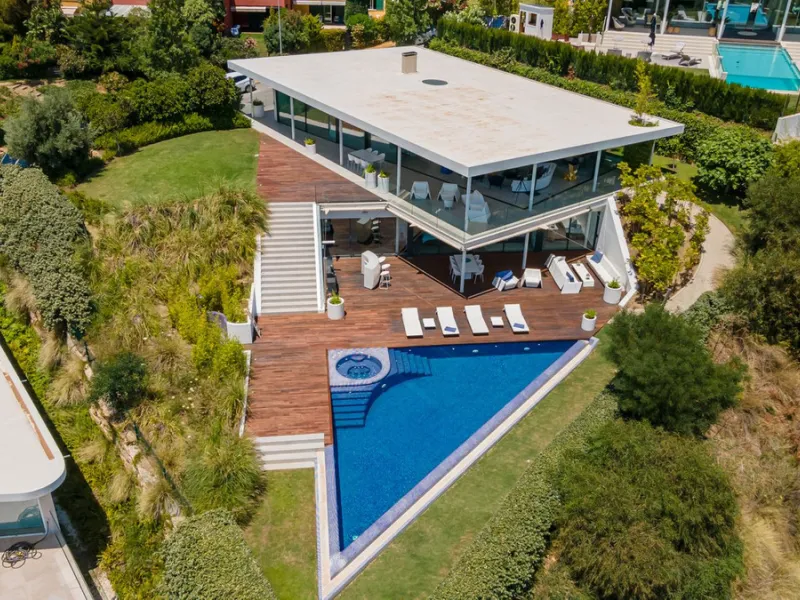 Contemporary designer villa with breathtaking views towards the sea. The villa comprises of two floors with main entrance on the upper level. From the moment you step through the front door, you are struck by the fantastic view thanks to the floor-to-ceil