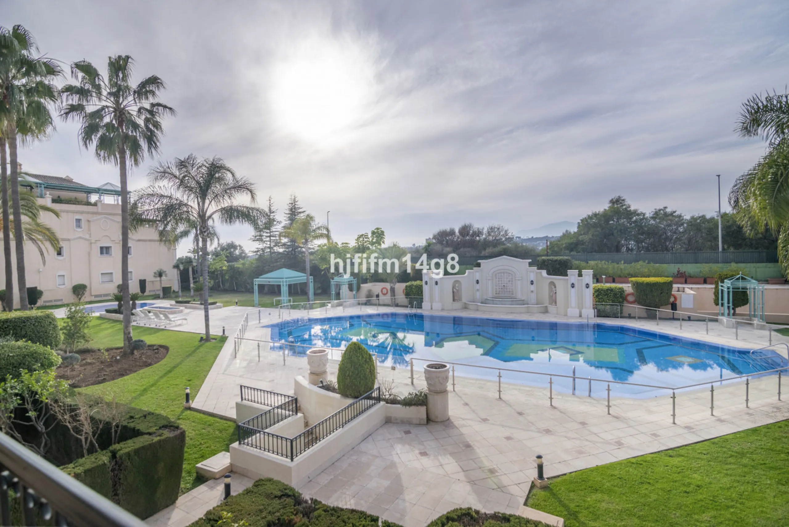 Apartment - Middle Floor Apartment в продаже в Marbella, Málaga. В доме 3 спален и 4 ванных комнат. Площадь дома 255 м²