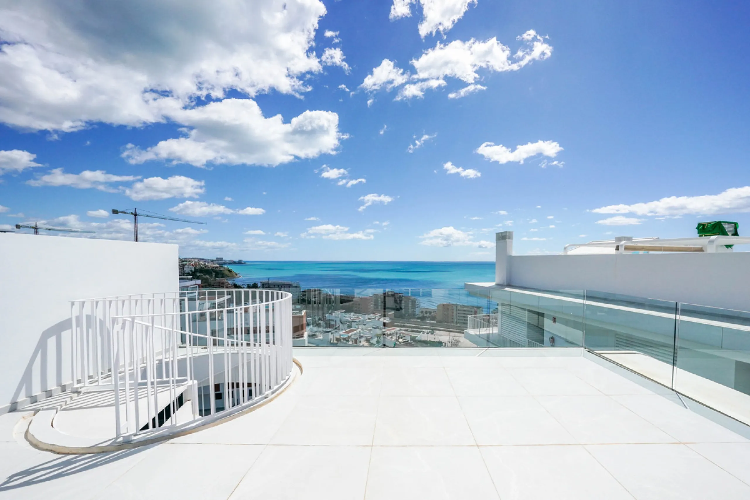 This beautiful south-facing duplex penthouse is located in the exclusive La Reserva del Higuerón Resort, Fuengirola. The property offers a bright and modern open-plan living and dining area with a fully fitted kitchen, designed for comfort and functionali