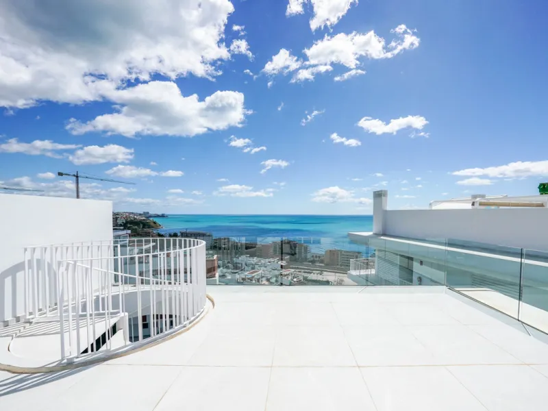 This beautiful south-facing duplex penthouse is located in the exclusive La Reserva del Higuerón Resort, Fuengirola. The property offers a bright and modern open-plan living and dining area with a fully fitted kitchen, designed for comfort and functionali