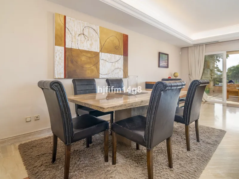 Apartment - Middle Floor Apartment в продаже в Marbella, Málaga. В доме 3 спален и 4 ванных комнат. Площадь дома 255 м²