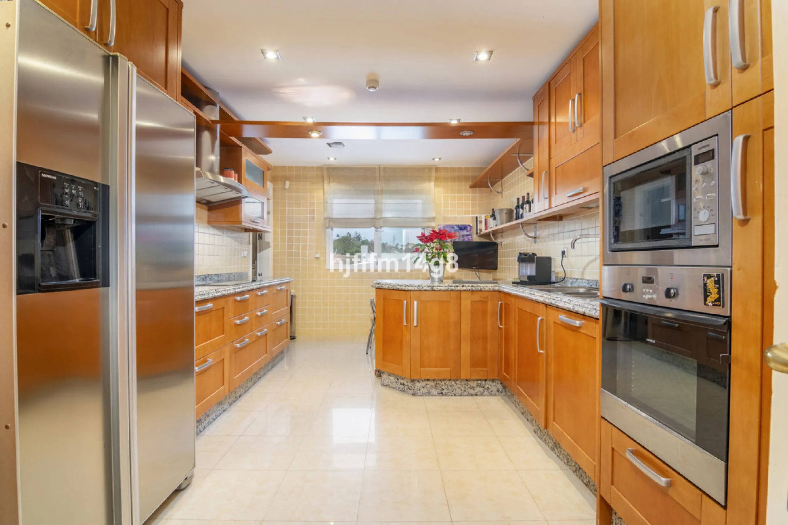 Apartment - Middle Floor Apartment в продаже в Marbella, Málaga. В доме 3 спален и 4 ванных комнат. Площадь дома 255 м²