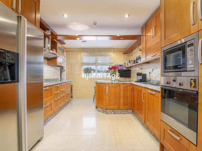 Apartment - Middle Floor Apartment в продаже в Marbella, Málaga. В доме 3 спален и 4 ванных комнат. Площадь дома 255 м²