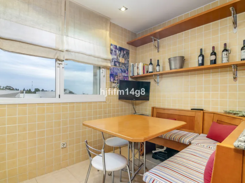 Apartment - Middle Floor Apartment в продаже в Marbella, Málaga. В доме 3 спален и 4 ванных комнат. Площадь дома 255 м²
