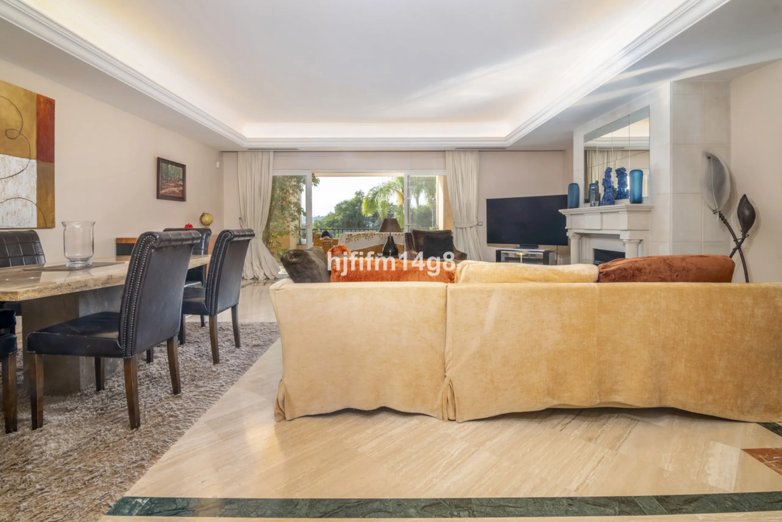 Apartment - Middle Floor Apartment в продаже в Marbella, Málaga. В доме 3 спален и 4 ванных комнат. Площадь дома 255 м²