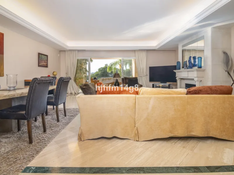 Apartment - Middle Floor Apartment в продаже в Marbella, Málaga. В доме 3 спален и 4 ванных комнат. Площадь дома 255 м²