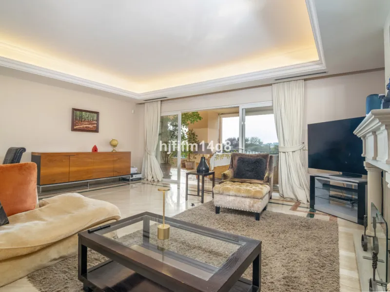 Apartment - Middle Floor Apartment в продаже в Marbella, Málaga. В доме 3 спален и 4 ванных комнат. Площадь дома 255 м²