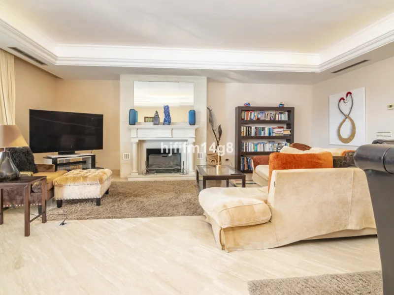 Apartment - Middle Floor Apartment в продаже в Marbella, Málaga. В доме 3 спален и 4 ванных комнат. Площадь дома 255 м²