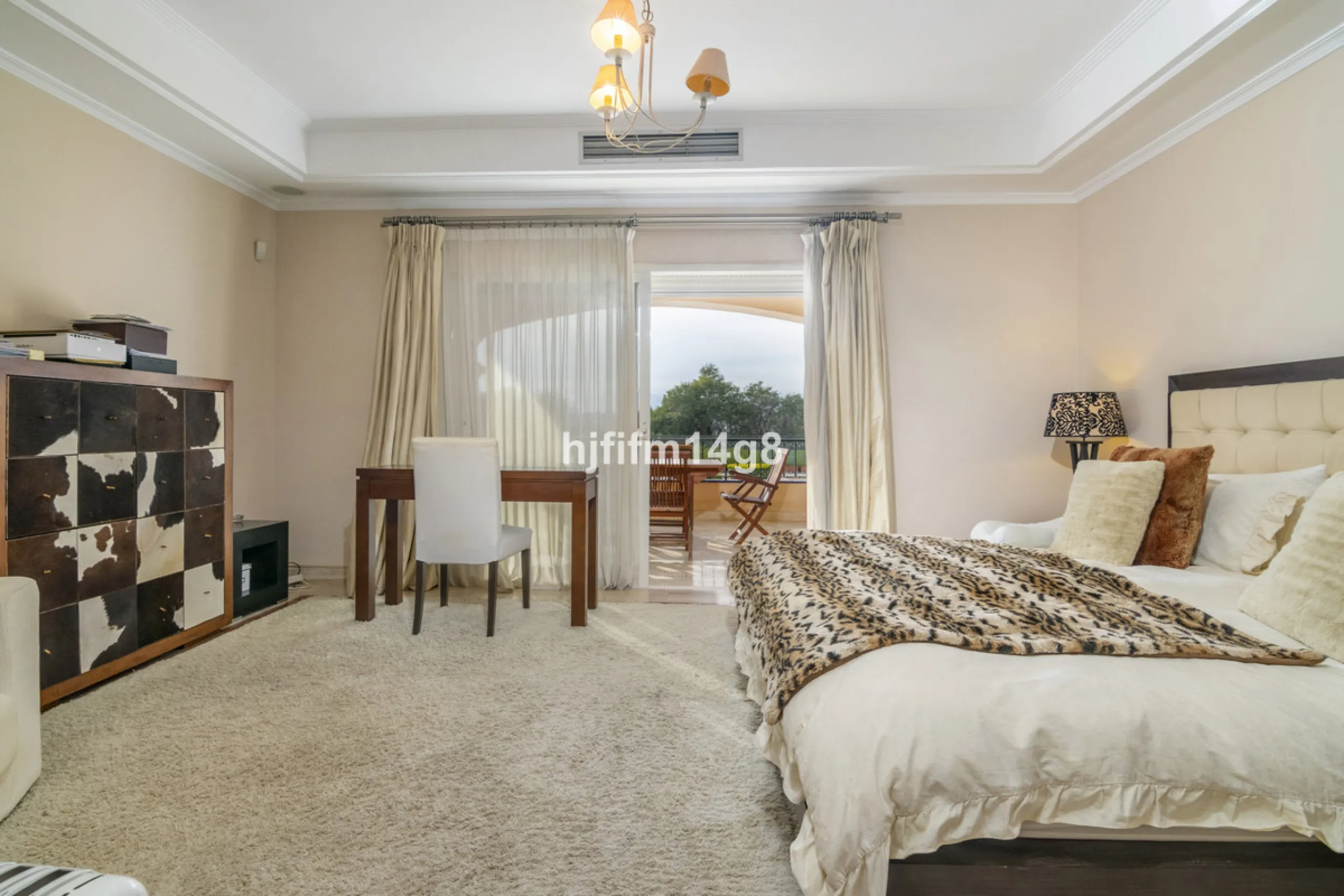 Apartment - Middle Floor Apartment в продаже в Marbella, Málaga. В доме 3 спален и 4 ванных комнат. Площадь дома 255 м²