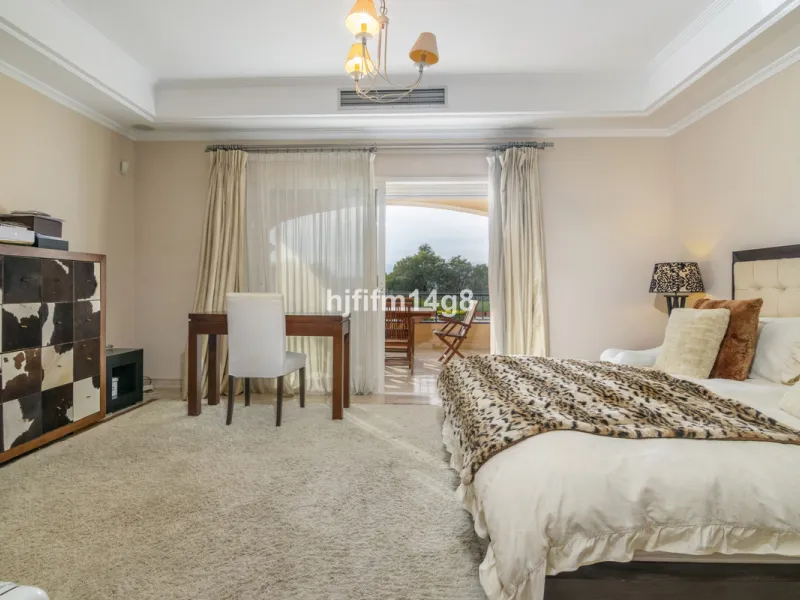 Apartment - Middle Floor Apartment в продаже в Marbella, Málaga. В доме 3 спален и 4 ванных комнат. Площадь дома 255 м²