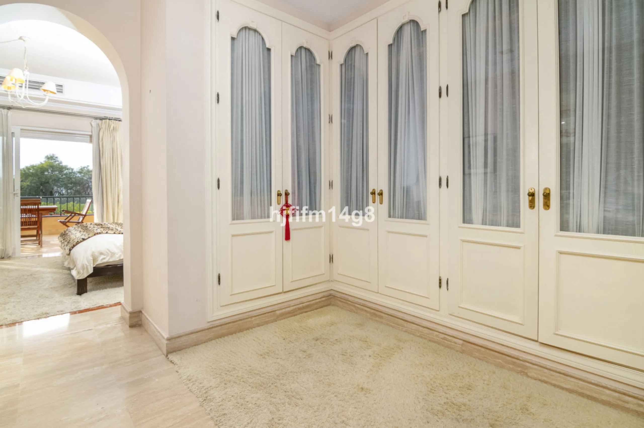 Apartment - Middle Floor Apartment в продаже в Marbella, Málaga. В доме 3 спален и 4 ванных комнат. Площадь дома 255 м²