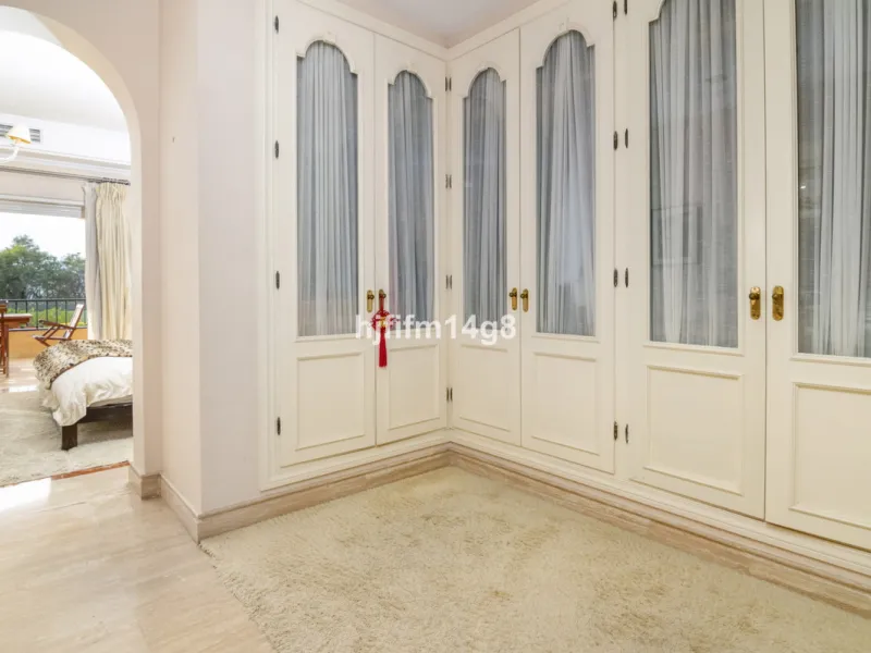 Apartment - Middle Floor Apartment в продаже в Marbella, Málaga. В доме 3 спален и 4 ванных комнат. Площадь дома 255 м²