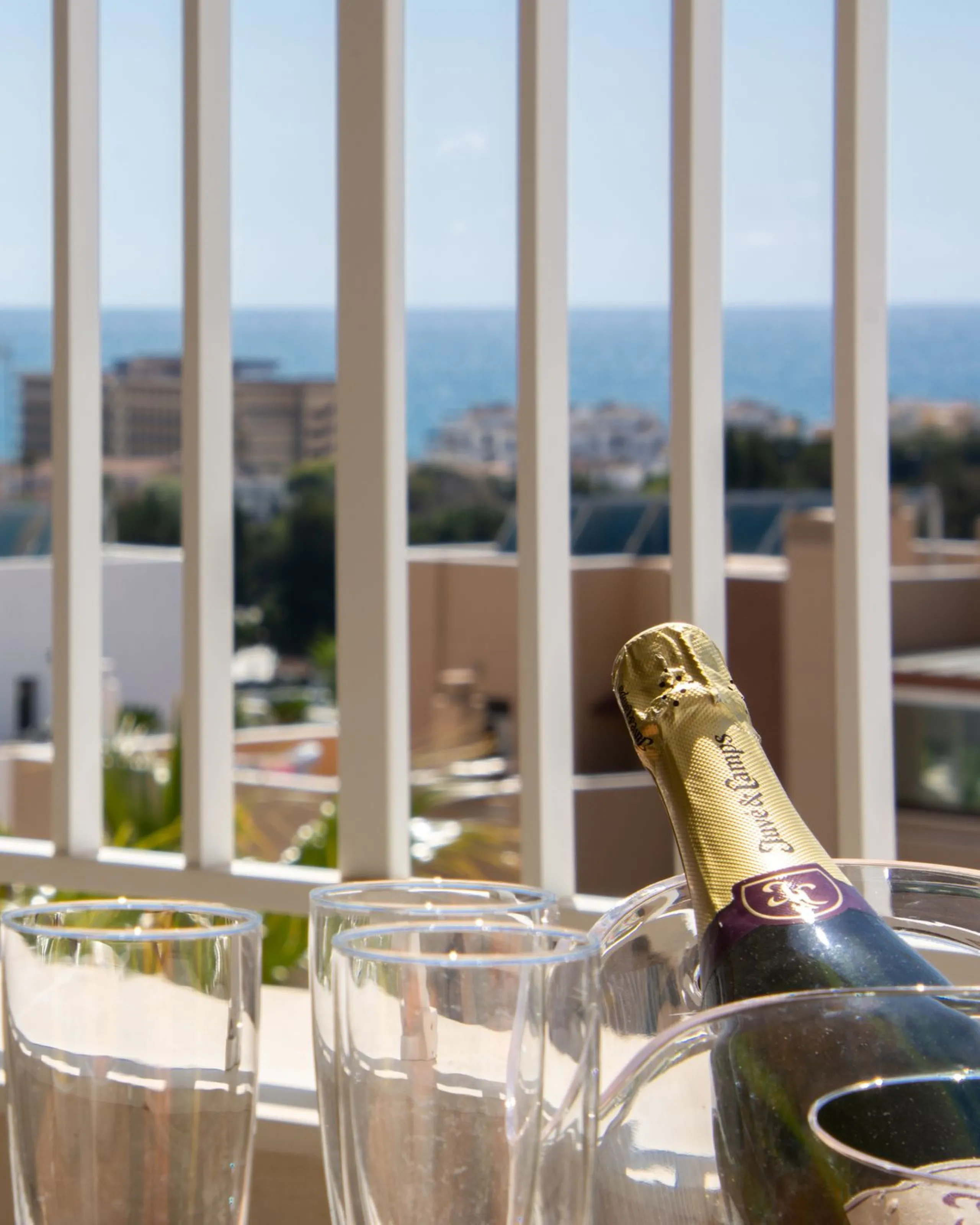 Exclusive modern apartment in Azalea Jardinana in La Cala with panoramic views of the sea and the whole of La Cala.