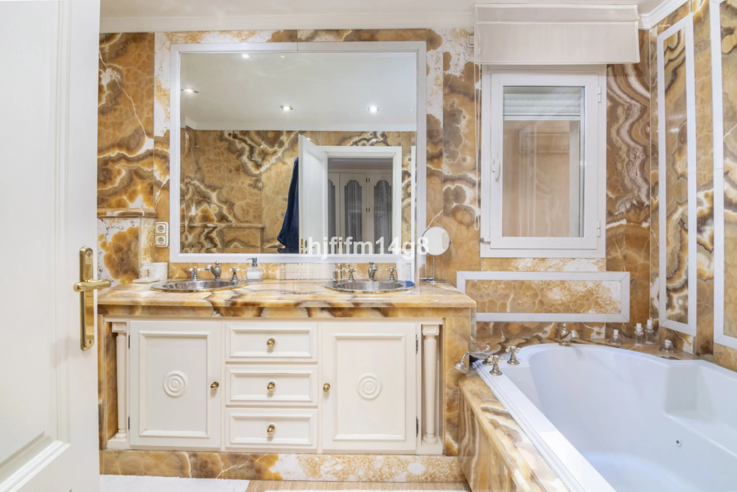 Apartment - Middle Floor Apartment в продаже в Marbella, Málaga. В доме 3 спален и 4 ванных комнат. Площадь дома 255 м²