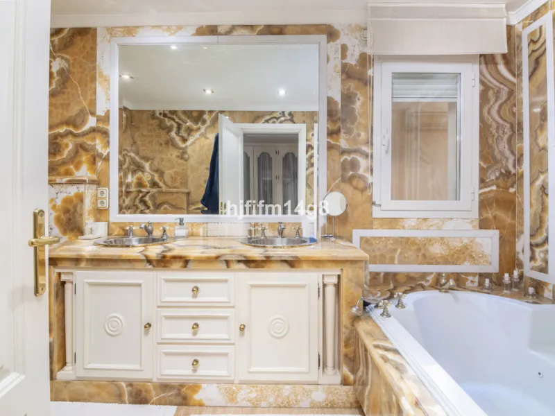 Apartment - Middle Floor Apartment в продаже в Marbella, Málaga. В доме 3 спален и 4 ванных комнат. Площадь дома 255 м²