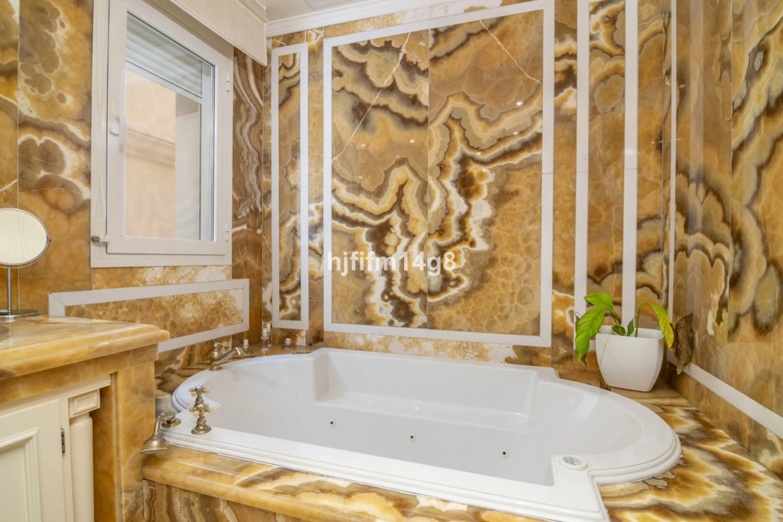 Apartment - Middle Floor Apartment в продаже в Marbella, Málaga. В доме 3 спален и 4 ванных комнат. Площадь дома 255 м²