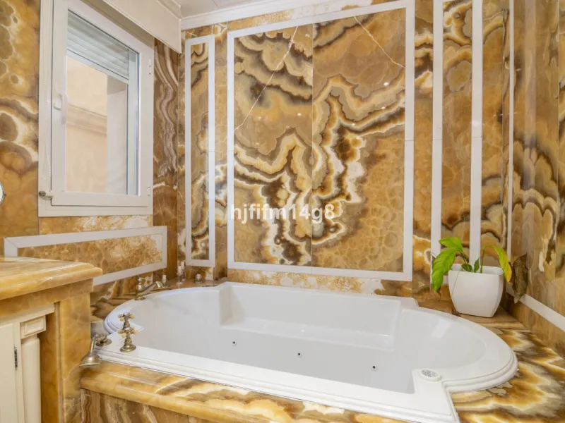 Apartment - Middle Floor Apartment в продаже в Marbella, Málaga. В доме 3 спален и 4 ванных комнат. Площадь дома 255 м²