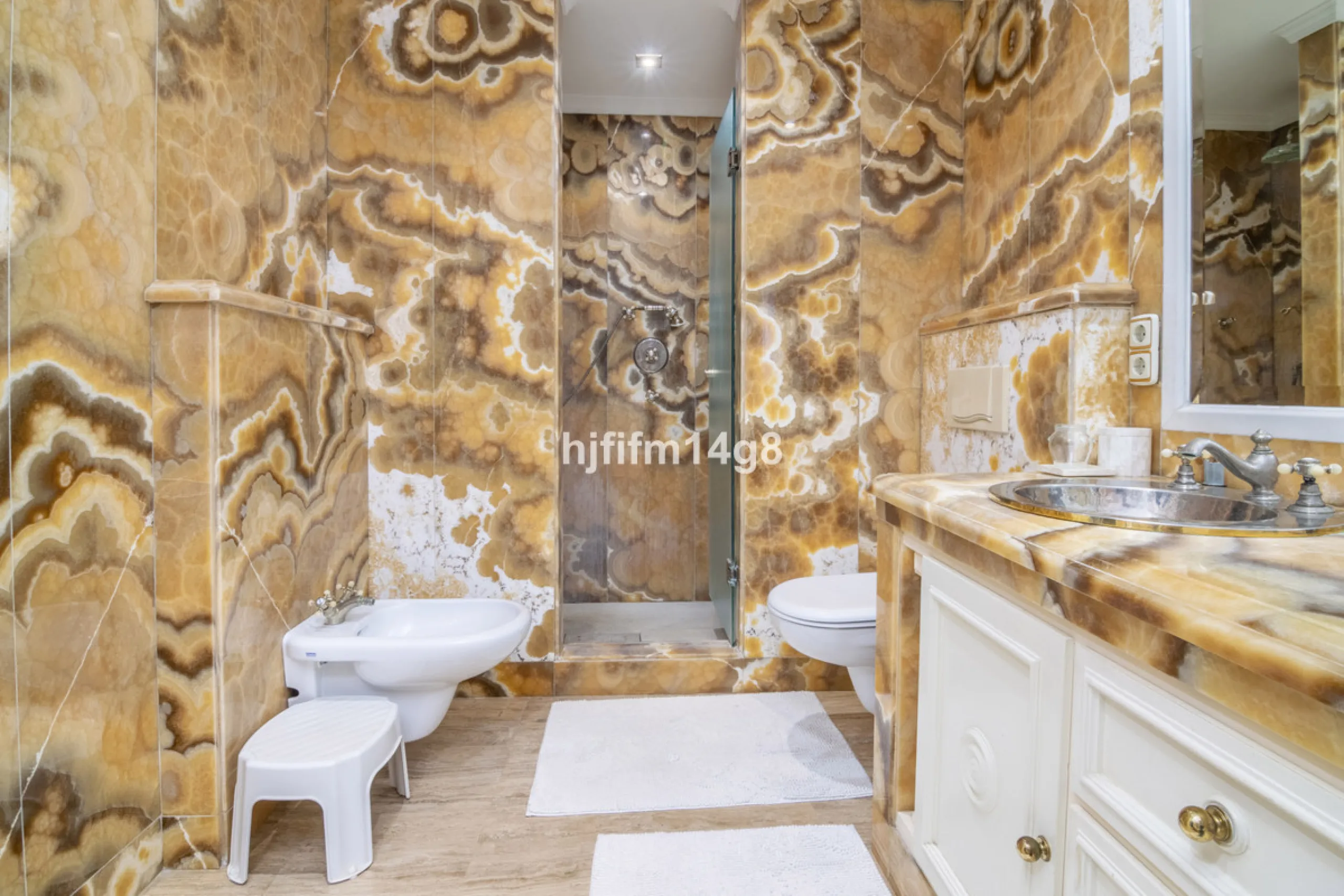 Apartment - Middle Floor Apartment в продаже в Marbella, Málaga. В доме 3 спален и 4 ванных комнат. Площадь дома 255 м²