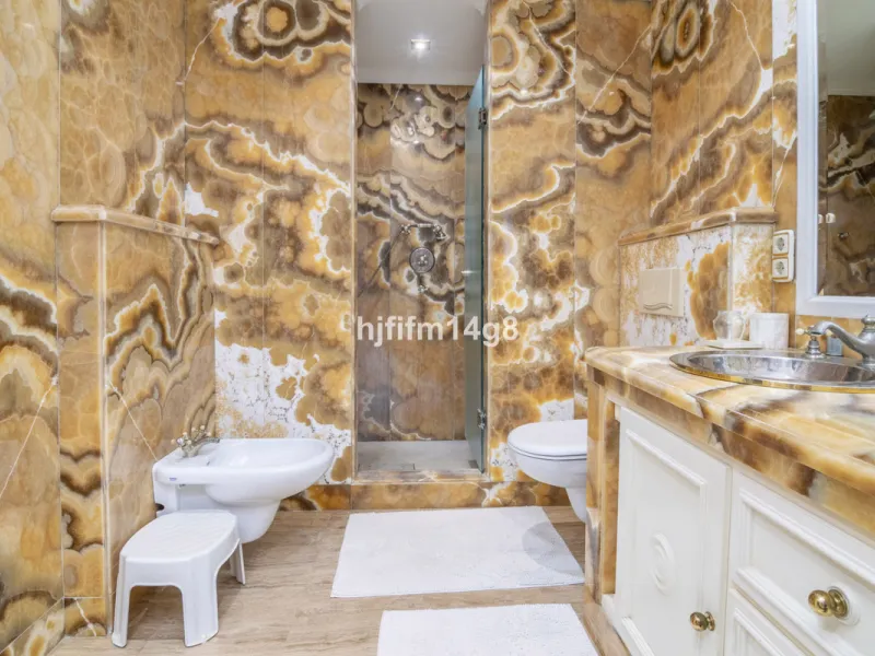 Apartment - Middle Floor Apartment в продаже в Marbella, Málaga. В доме 3 спален и 4 ванных комнат. Площадь дома 255 м²