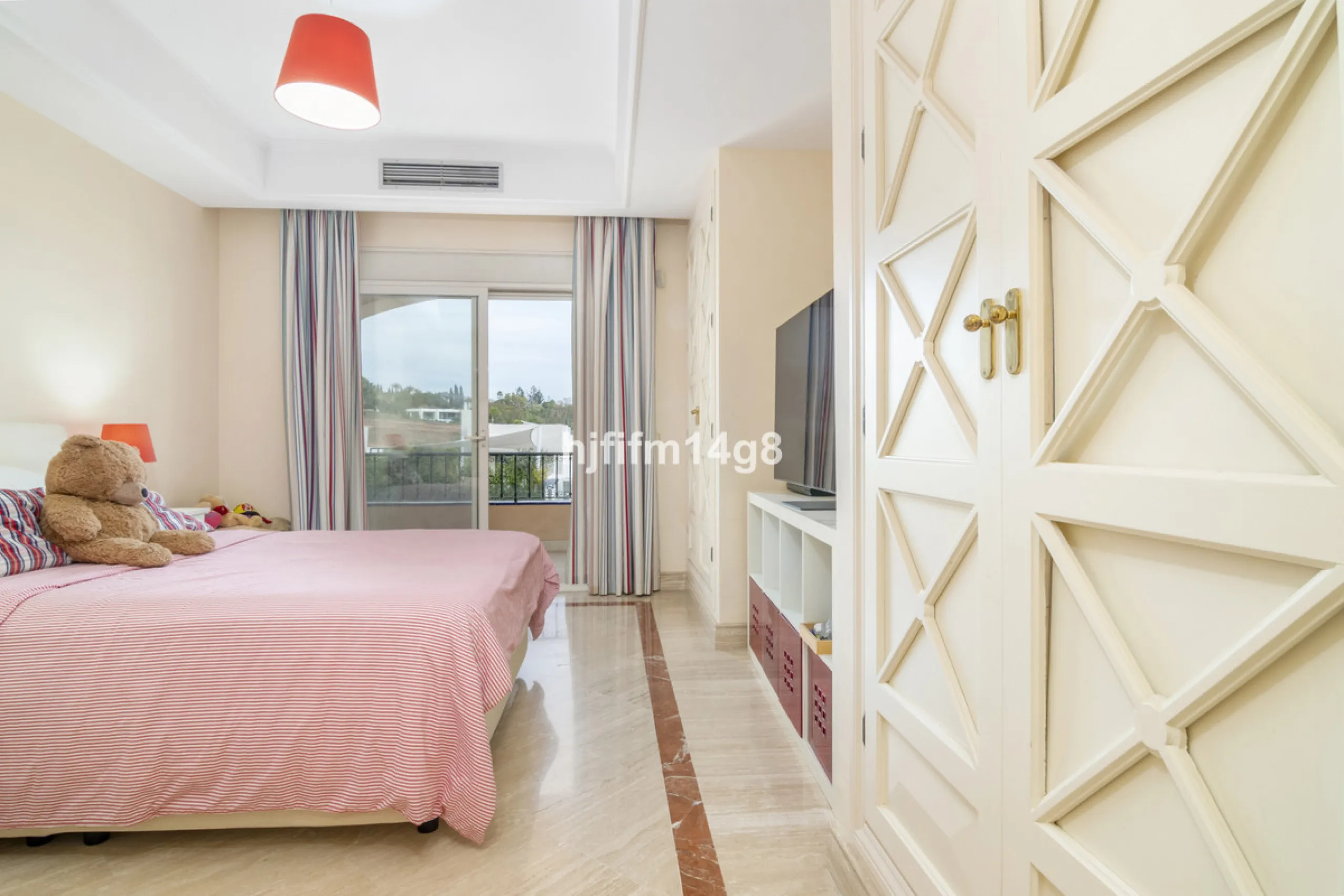 Apartment - Middle Floor Apartment в продаже в Marbella, Málaga. В доме 3 спален и 4 ванных комнат. Площадь дома 255 м²