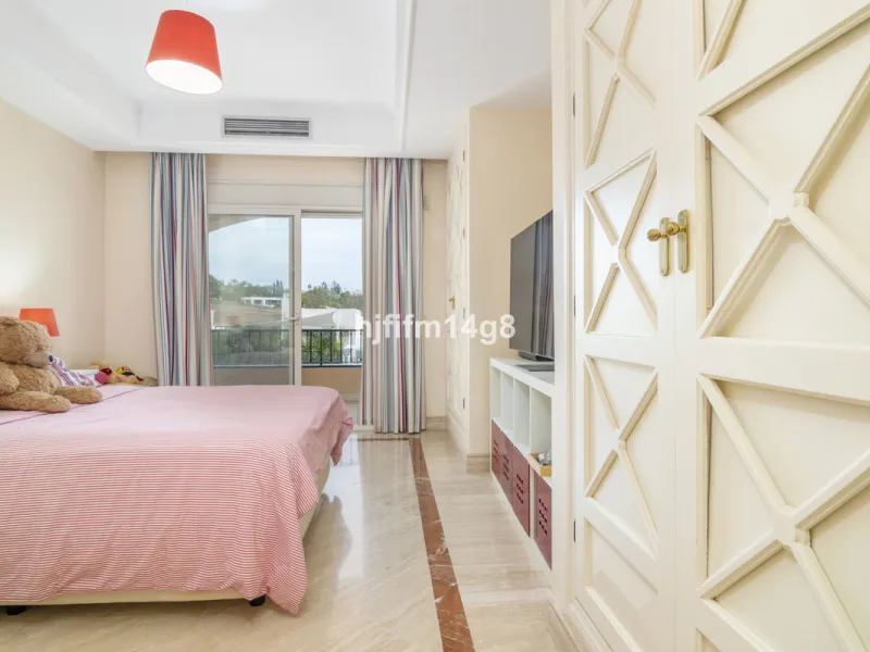 Apartment - Middle Floor Apartment в продаже в Marbella, Málaga. В доме 3 спален и 4 ванных комнат. Площадь дома 255 м²