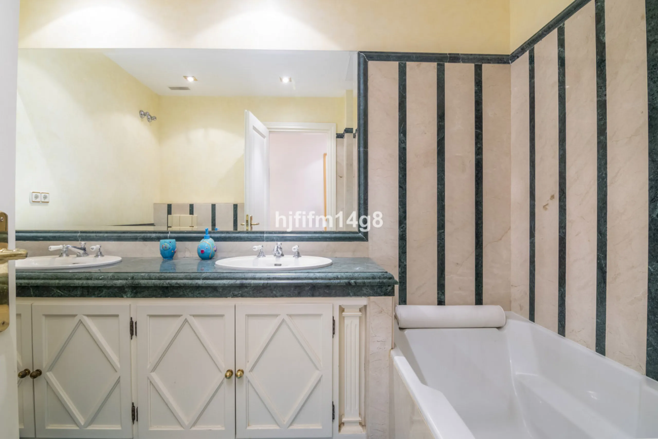 Apartment - Middle Floor Apartment в продаже в Marbella, Málaga. В доме 3 спален и 4 ванных комнат. Площадь дома 255 м²