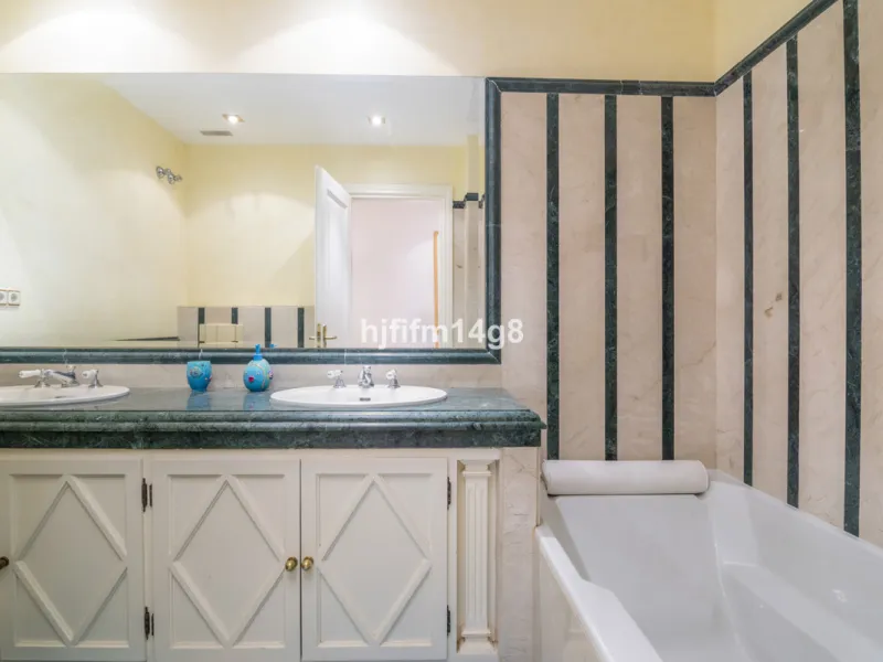 Apartment - Middle Floor Apartment в продаже в Marbella, Málaga. В доме 3 спален и 4 ванных комнат. Площадь дома 255 м²