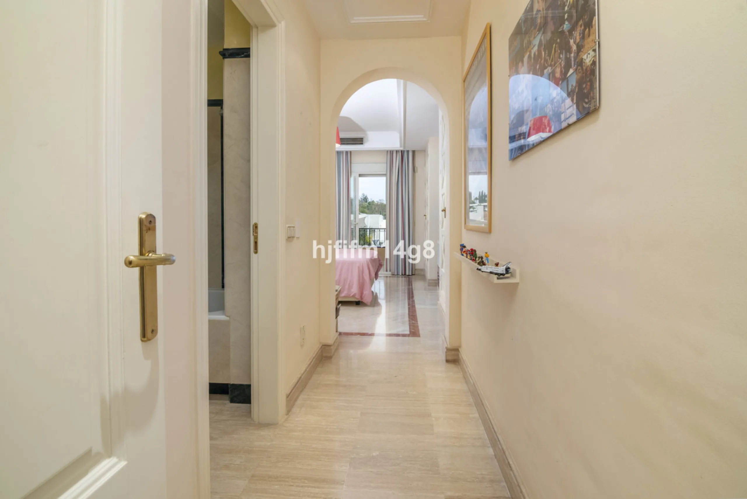 Apartment - Middle Floor Apartment в продаже в Marbella, Málaga. В доме 3 спален и 4 ванных комнат. Площадь дома 255 м²