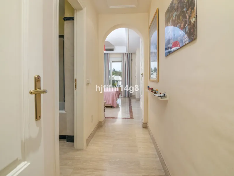 Apartment - Middle Floor Apartment в продаже в Marbella, Málaga. В доме 3 спален и 4 ванных комнат. Площадь дома 255 м²