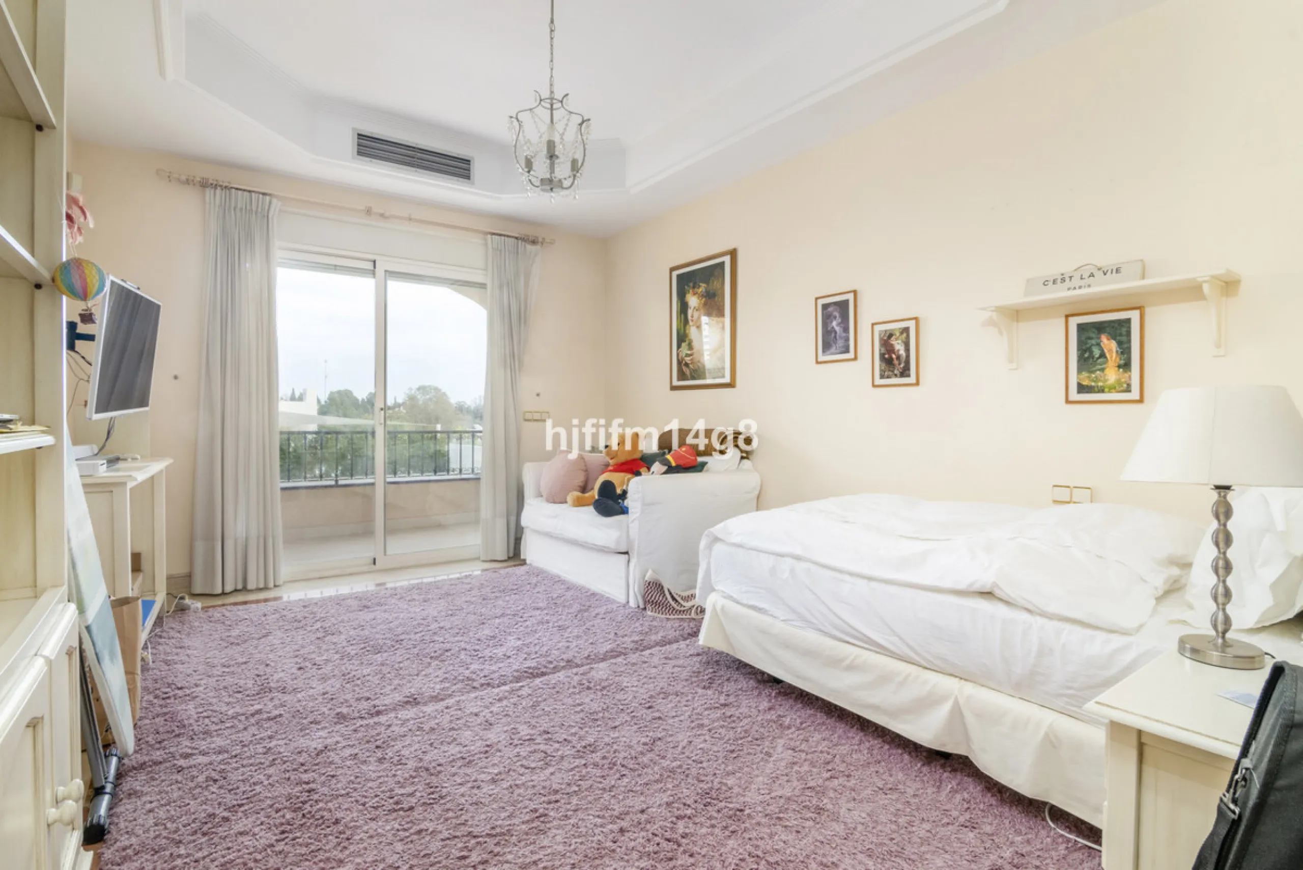 Apartment - Middle Floor Apartment в продаже в Marbella, Málaga. В доме 3 спален и 4 ванных комнат. Площадь дома 255 м²