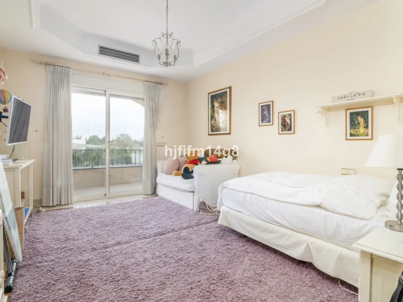 Apartment - Middle Floor Apartment в продаже в Marbella, Málaga. В доме 3 спален и 4 ванных комнат. Площадь дома 255 м²