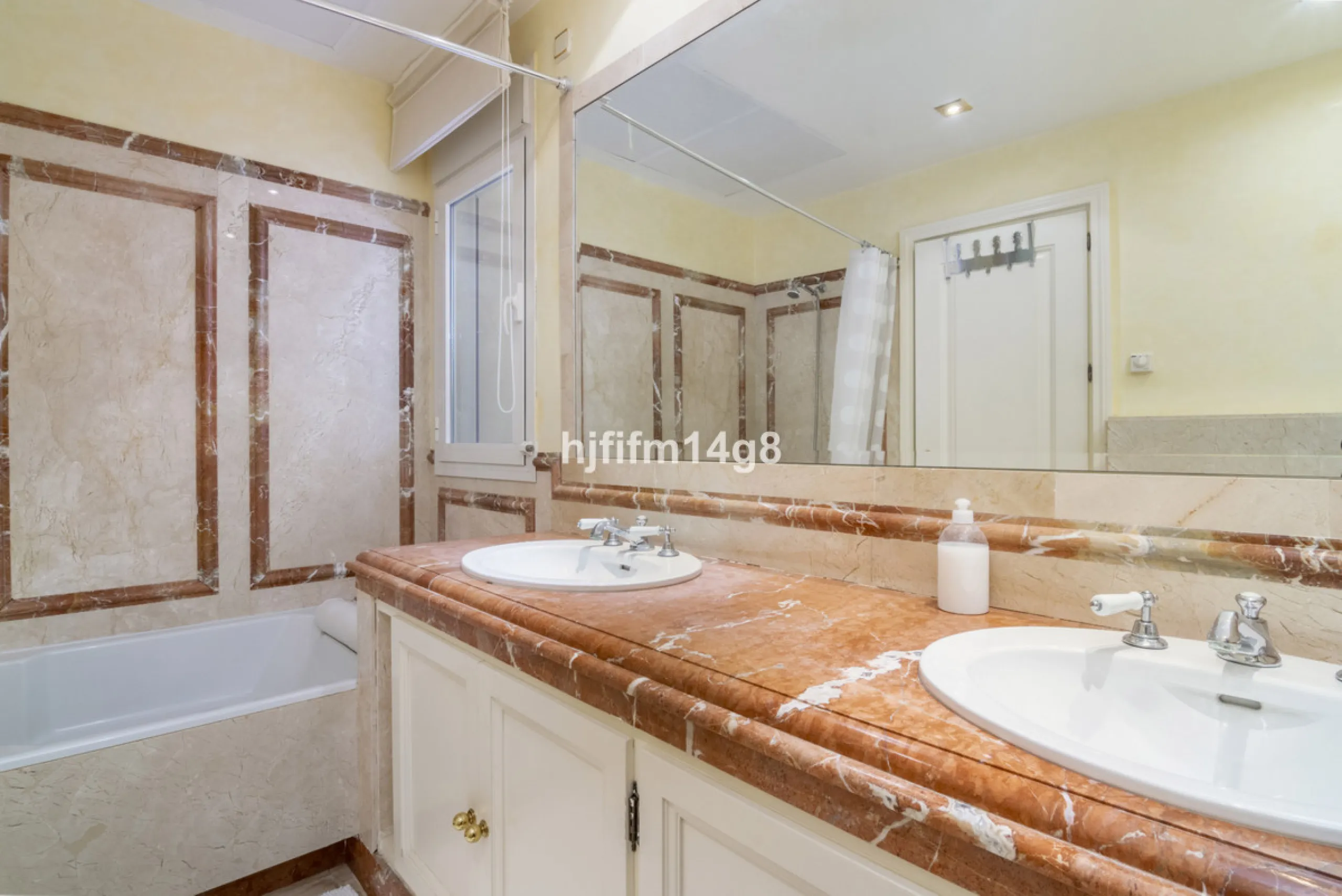 Apartment - Middle Floor Apartment в продаже в Marbella, Málaga. В доме 3 спален и 4 ванных комнат. Площадь дома 255 м²