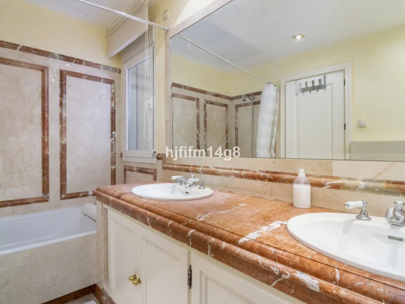 Apartment - Middle Floor Apartment в продаже в Marbella, Málaga. В доме 3 спален и 4 ванных комнат. Площадь дома 255 м²