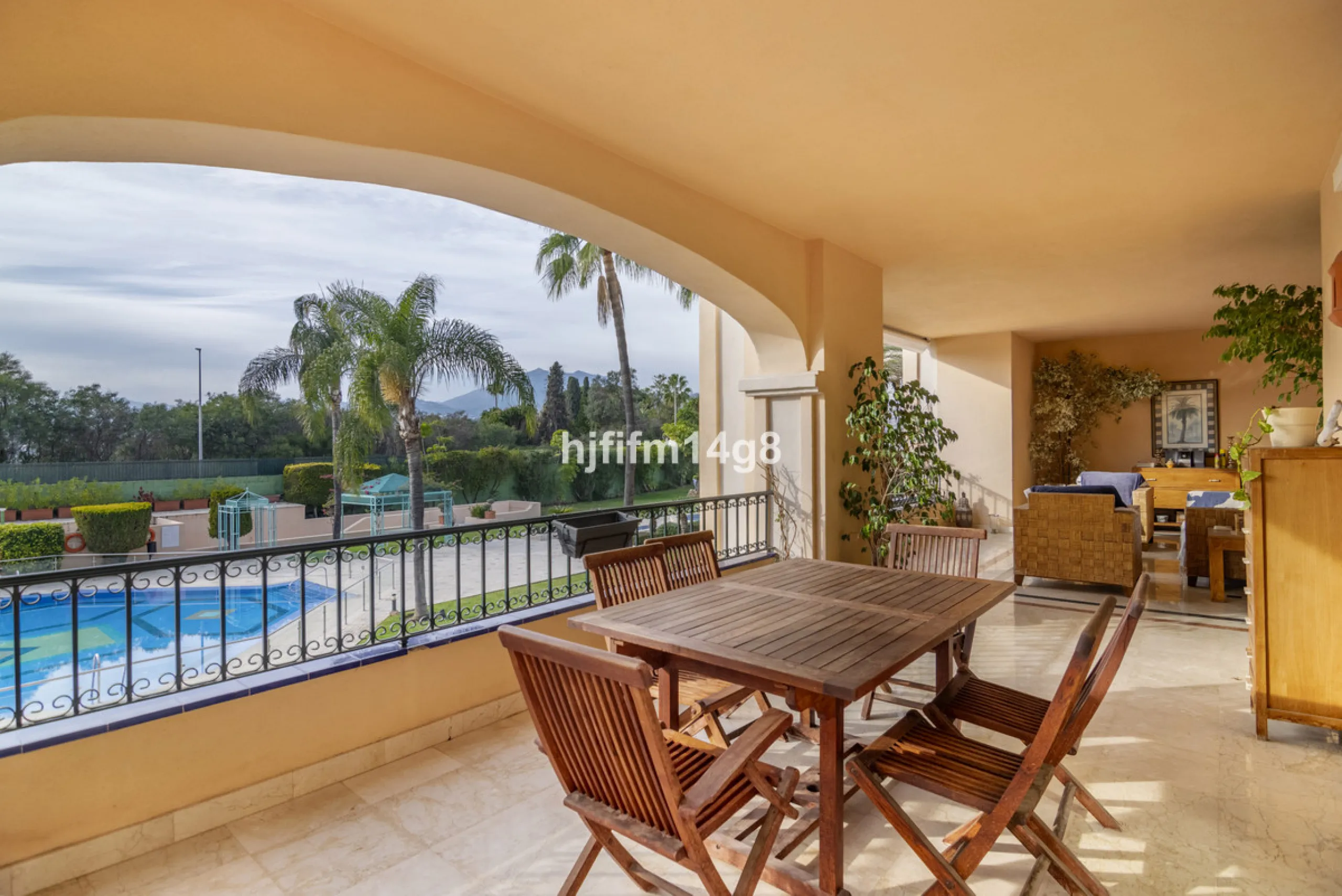 Apartment - Middle Floor Apartment в продаже в Marbella, Málaga. В доме 3 спален и 4 ванных комнат. Площадь дома 255 м²
