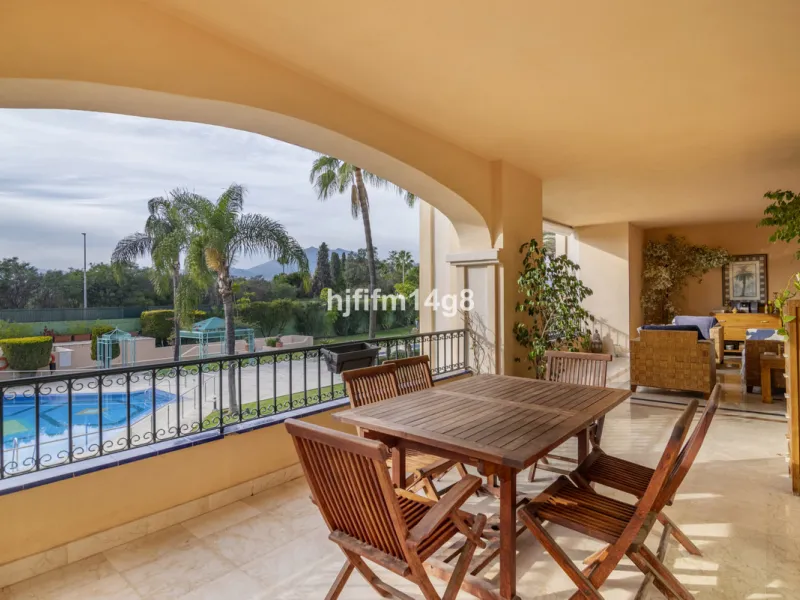 Apartment - Middle Floor Apartment в продаже в Marbella, Málaga. В доме 3 спален и 4 ванных комнат. Площадь дома 255 м²