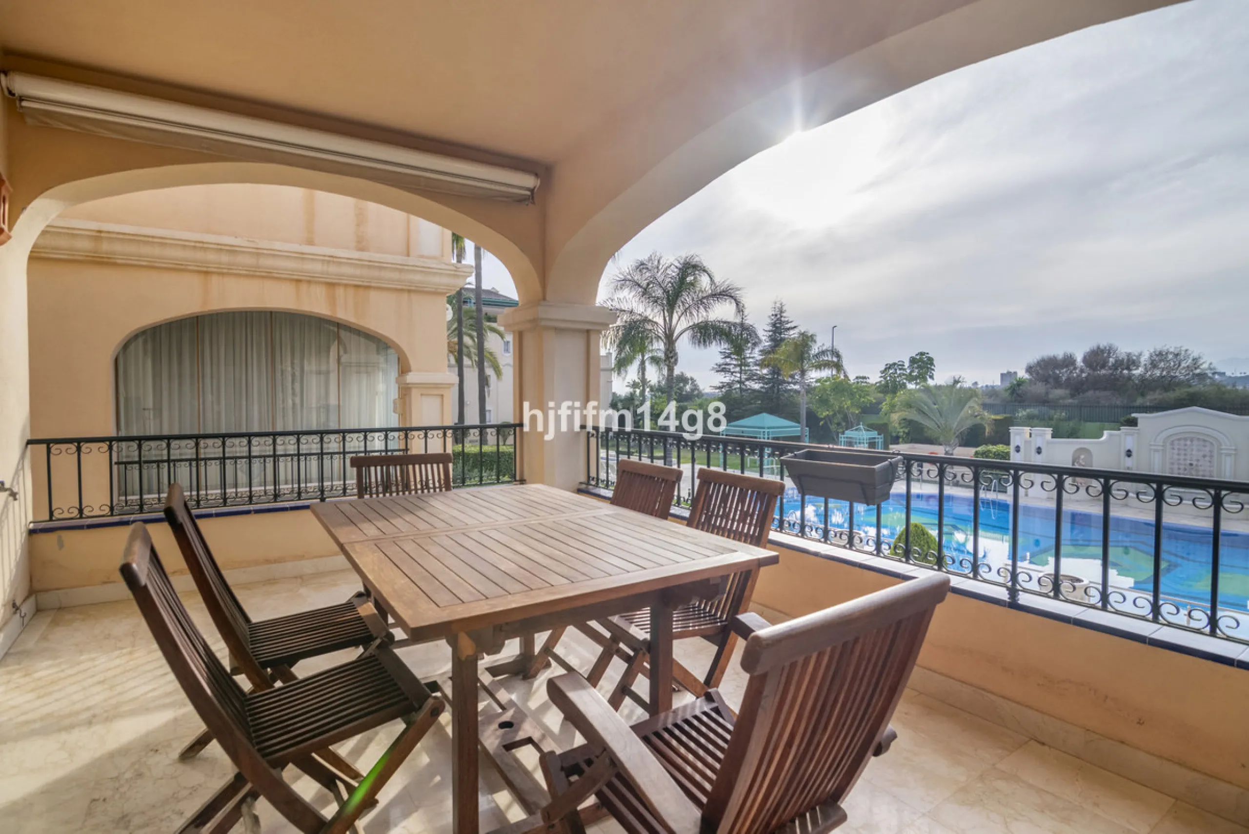 Apartment - Middle Floor Apartment в продаже в Marbella, Málaga. В доме 3 спален и 4 ванных комнат. Площадь дома 255 м²